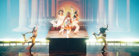 Με αέρα γοργόνας η Antigoni Buxton στην σκηνή της #Eurovision! Αποθεώθηκε από το κοινό στο στάδιο!