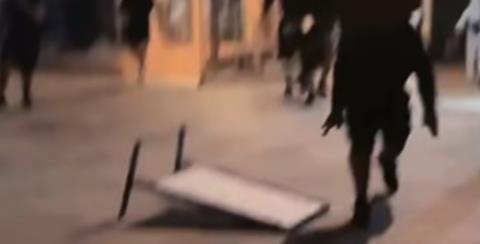 Χειροπέδες σε τρεις ανήλικους για την επίθεση κουκουλοφόρων με ξύλα και πέτρες σε διανομείς φαγητού στο κέντρο της Πάφου