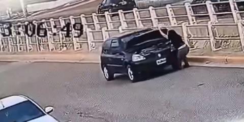 BINTEO: Γυναίκα βρέθηκε κάτω από το ίδιο της το αυτοκίνητο ενώ συνέδεε καλώδια μπαταρίας