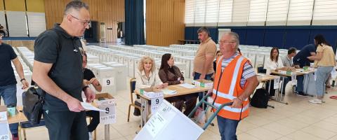 &Pi;&alpha;&rho;&alpha;&delta;ί&delta;&omicron;&nu;&tau;&alpha;&iota; &kappa;&alpha;&iota; &pi;ά&nu;&epsilon; &sigma;&tau;&omicron;&nu; &pi;&rho;&omicron;&omicron;&rho;&iota;&sigma;&mu;ό &tau;&omicron;&upsilon;&sigmaf; &omicron;&iota; &kappa;ά&lambda;&pi;&epsilon;&sigmaf;-&laquo;&Sigma;&tau;ή&nu;&omicron;&nu;&tau;&alpha;&iota;&raquo; &kappa;&alpha;&iota; &epsilon;&tau;&omicron;&iota;&mu;ά&zeta;&omicron;&nu;&tau;&alpha;&iota; &nu;&alpha; &upsilon;&pi;&omicron;&delta;&epsilon;&chi;&theta;&omicron;ύ&nu; &tau;&omicron;&upsilon;&sigmaf; &psi;&eta;&phi;&omicron;&phi;ό&rho;&omicron;&upsilon;&sigmaf; &tau;&alpha; &epsilon;&kappa;&lambda;&omicron;&gamma;&iota;&kappa;ά &kappa;έ&nu;&tau;&rho;&alpha;