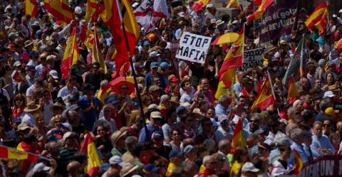 ΒΙΝΤΕΟ: Διαδηλώσεις στη Μαδρίτη κατά του Πέδρο Σάντσεθ-Προσπάθησαν να σπάσουν κιγκλιδώματα έξω από το σπίτι του