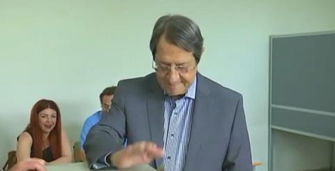 ΒΙΝΤΕΟ: Το χτύπημα της ττεννέκας από Αναστασιάδη, το... «άτε Άντρη» στη σύζυγο του και η σπόντα περί πληθωρισμού για τις υποψηφιότητες ρεκόρ