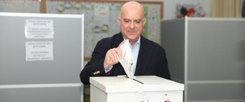 &Mu;. &Kappa;&alpha;&rho;&omicron;&gamma;&iota;ά&nu;: &Omicron; &lambda;&alpha;ό&sigmaf; &kappa;&rho;&alpha;&tau;ά &sigma;&tau;&alpha; &chi;έ&rho;&iota;&alpha; &tau;&omicron;&upsilon; &tau;&eta; &delta;ύ&nu;&alpha;&mu;&eta; &kappa;&alpha;&iota; &tau;&eta;&nu; &epsilon;&upsilon;&theta;ύ&nu;&eta; &gamma;&iota;&alpha; &tau;&omicron; &alpha;ύ&rho;&iota;&omicron;