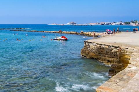Πρώτα ψήφησαν και μετά πήγαν θάλασσα οι Παφίτες-Χαλάρωσαν στην παραλία εν αναμονή του αποτελέσματος των εκλογών