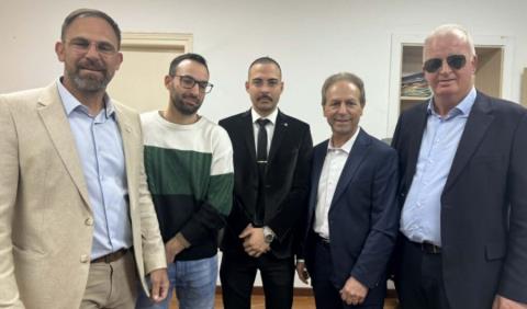 &Delta;ί&nu;&omicron;&upsilon;&nu; &mu;ά&chi;&eta; &tau;&rho;&epsilon;&iota;&sigmaf; &upsilon;&pi;&omicron;&psi;ή&phi;&iota;&omicron;&iota; &tau;&eta;&sigmaf; Ά&mu;&epsilon;&sigma;&eta;&sigmaf; &Delta;&eta;&mu;&omicron;&kappa;&rho;&alpha;&tau;ί&alpha;&sigmaf; &gamma;&iota;&alpha; &tau;&eta;&nu; έ&delta;&rho;&alpha; &sigma;&tau;&eta;&nu; &Pi;ά&phi;&omicron;-&Mu;ό&lambda;&iota;&sigmaf; &pi;έ&nu;&tau;&epsilon; &psi;ή&phi;&omicron;&upsilon;&sigmaf; &eta; &delta;&iota;&alpha;&phi;&omicron;&rho;ά &tau;&omicron;&upsilon; &Mu;&pi;ά&rho;&omicron;&upsilon; &alpha;&pi;ό &tau;&omicron;&nu; &Pi;&alpha;&lambda;&iota;ό