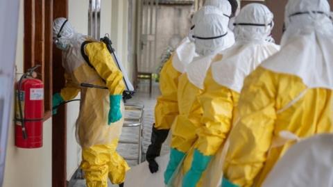 Πάνω από 900 ύποπτα κρούσματα Έμπολα στη ΛΔ Κονγκό