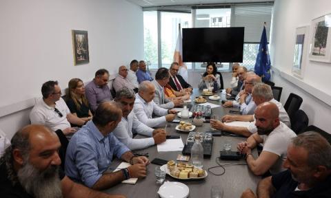 &Pi;ά&nu;&omega; &alpha;&pi;ό &delta;ύ&omicron; ώ&rho;&epsilon;&sigmaf; &delta;&iota;ή&rho;&kappa;&eta;&sigma;&epsilon; &eta; &sigma;&upsilon;&nu;ά&nu;&tau;&eta;&sigma;&eta; &kappa;&tau;&eta;&nu;&omicron;&tau;&rho;ό&phi;&omega;&nu; &mu;&epsilon; &Kappa;&tau;&eta;&nu;&iota;&alpha;&tau;&rho;&iota;&kappa;ώ&nu; &Upsilon;&pi;&eta;&rho;&epsilon;&sigma;&iota;ώ&nu;-&Sigma;&upsilon;&nu;&epsilon;&chi;ί&zeta;&omicron;&nu;&tau;&alpha;&iota; &omicron;&iota; &delta;&iota;&alpha;&beta;&omicron;&upsilon;&lambda;&epsilon;ύ&sigma;&epsilon;&iota;&sigmaf;