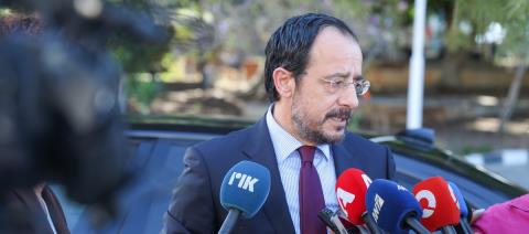 &Epsilon;&sigma;&omega;&tau;&epsilon;&rho;&iota;&kappa;ή &sigma;ύ&sigma;&kappa;&epsilon;&psi;&eta; &sigma;&tau;&omicron; &Pi;&rho;&omicron;&epsilon;&delta;&rho;&iota;&kappa;ό &lambda;ί&gamma;&epsilon;&sigmaf; ώ&rho;&epsilon;&sigmaf; &pi;&rho;&iota;&nu; &tau;&eta; &delta;&iota;&alpha;&mu;&alpha;&rho;&tau;&upsilon;&rho;ί&alpha; &tau;&omega;&nu; &kappa;&tau;&eta;&nu;&omicron;&tau;&rho;ό&phi;&omega;&nu;-&laquo;Ό,&tau;&iota; &pi;&rho;έ&pi;&epsilon;&iota; &nu;&alpha; &gamma;ί&nu;&epsilon;&iota; &theta;&alpha; &gamma;ί&nu;&epsilon;&iota;&raquo;