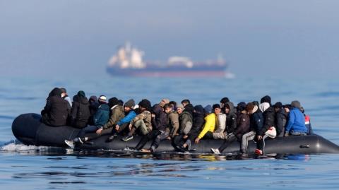 &Epsilon;&nu;&iota;&sigma;&chi;ύ&omicron;&nu;&tau;&alpha;&iota; &omicron;&iota; &pi;&omicron;&lambda;&iota;&tau;&iota;&kappa;έ&sigmaf; έ&nu;&tau;&alpha;&xi;&eta;&sigmaf; &mu;&epsilon;&tau;&alpha;&nu;&alpha;&sigma;&tau;ώ&nu; &sigma;&tau;&eta;&nu; &Kappa;ύ&pi;&rho;&omicron; &sigma;&epsilon; &upsilon;&gamma;&epsilon;ί&alpha;, &epsilon;&rho;&gamma;&alpha;&sigma;ί&alpha; &kappa;&alpha;&iota; &epsilon;&kappa;&pi;&alpha;ί&delta;&epsilon;&upsilon;&sigma;&eta;