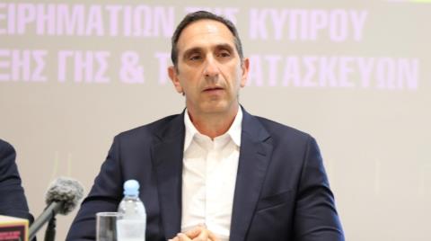 Υπουργός Εσωτερικών: Ρόλος της Κυβέρνησης να βοηθά το επιχειρείν - Τι απαντά σε θέσεις κομμάτων για στεγαστικό