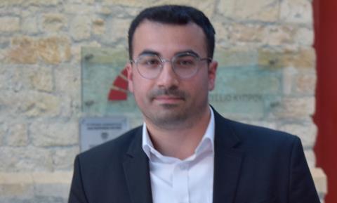 &Pi;έ&tau;&rho;&omicron;&sigmaf; &Pi;&alpha;&pi;&alpha;&delta;ό&pi;&omicron;&upsilon;&lambda;&omicron;&sigmaf;: &Kappa;&omicron;&nu;&tau;&epsilon;ύ&epsilon;&iota; &omicron; &kappa;&alpha;&iota;&rho;ό&sigmaf; &gamma;&iota;&alpha; &tau;&eta;&nu; &epsilon;&nu;&epsilon;&rho;&gamma;ό &epsilon;&mu;&pi;&lambda;&omicron;&kappa;ή &mu;&omicron;&upsilon; &sigma;&tau;&eta; &delta;&eta;&mu;ό&sigma;&iota;&alpha; &zeta;&omega;ή