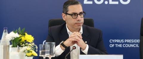 &Omicron; &Kappa;. &Kappa;ό&mu;&pi;&omicron;&sigmaf; &sigma;&tau;&omicron;&nu; REPORTER: &laquo;&Delta;&epsilon;&nu; &mu;&pi;&omicron;&rho;&epsilon;ί&sigmaf; &nu;&alpha; &alpha;&sigma;&kappa;&epsilon;ί&sigmaf; &epsilon;&xi;&omega;&tau;&epsilon;&rho;&iota;&kappa;ή &pi;&omicron;&lambda;&iota;&tau;&iota;&kappa;ή &mu;&epsilon; &nu;&omicron;&sigma;&tau;&alpha;&lambda;&gamma;ί&alpha; &kappa;&alpha;&iota; &epsilon;&upsilon;&sigma;&epsilon;&beta;&omicron;&pi;&omicron;&theta;&iota;&sigma;&mu;&omicron;ύ&sigmaf;, &alpha;&pi;ά&nu;&tau;&eta;&sigma;&eta; &sigma;&tau;&eta;&nu; &kappa;&rho;&iota;&tau;&iota;&kappa;ή &omicron;&iota; &pi;&rho;