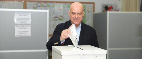 &Phi;&rho;έ&nu;&omicron; &Delta;&Eta;&Pi;&Alpha; &sigma;&tau;&omicron;&nu; &Nu;&iota;&kappa;ό&lambda;&alpha; &gamma;&iota;&alpha; &tau;&eta;&nu; &sigma;&upsilon;&nu;έ&nu;&omega;&sigma;&eta;-&Sigma;&upsilon;&nu;&epsilon;&chi;ί&zeta;&epsilon;&iota; &mu;&epsilon; &rho;ό&lambda;&omicron; &kappa;&alpha;&iota; &lambda;ό&gamma;&omicron; &sigma;&tau;&alpha; &pi;&omicron;&lambda;&iota;&tau;&iota;&kappa;ά &delta;&rho;ώ&mu;&epsilon;&nu;&alpha; &alpha;&nu;&epsilon;&xi;&alpha;&rho;&tau;ή&tau;&omega;&sigmaf; &tau;&omicron;&upsilon; &epsilon;&kappa;&lambda;&omicron;&gamma;&iota;&kappa;&omicron;ύ &alpha;&pi;&omicron;&tau;&epsilon;&lambda;έ&sigma;&mu;&alpha;&tau;&omicron;&sigmaf;