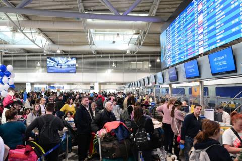 Συστάσεις αρμοδίων προς Βρετανούς σε ευρωπαϊκά αεροδρόμια λόγω καθυστερήσεων