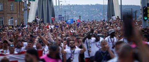 Τρέλα από τους φίλους της Παρί Σεν Ζερμέν, με συνθήματα και καπνογόνα έξω από την «Πούσκας Αρίνα»!