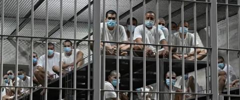 Η φυλακή που αποκαλείται «νεκροταφείο ζωντανών ανθρώπων»-Σπάνιες εικόνες από το διαβόητο CECOT του Ελ Σαλβαδόρ
