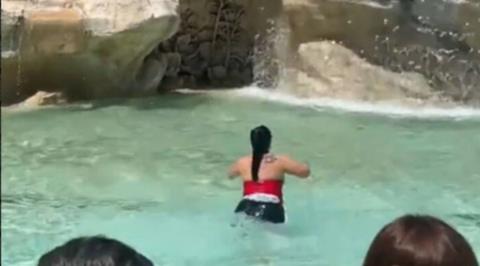 ΒΙΝΤΕΟ: Νέο περιστατικό ασέβειας στη Fontana di Trevi-Τουρίστρια βούτηξε και κολύμπησε με τα ρούχα για να βγάλει βίντεο για το TikTok