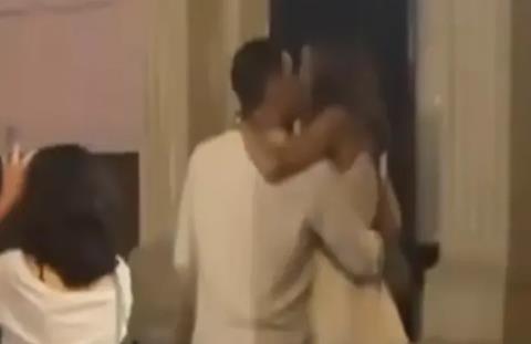 Ραντεβού έγινε viral για τον άνδρα που πήγε τη γυναίκα μέχρι την είσοδο του σπιτιού της και μετά έφυγε-Το βίντεο με τα σχεδόν 7 εκατ. views