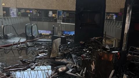 Έ&nu;&alpha;&sigmaf; &nu;&epsilon;&kappa;&rho;ό&sigmaf;, &pi;&omicron;&lambda;&lambda;&omicron;ί &tau;&rho;&alpha;&upsilon;&mu;&alpha;&tau;ί&epsilon;&sigmaf; &kappa;&alpha;&iota; &zeta;&eta;&mu;&iota;έ&sigmaf; &sigma;&epsilon; &delta;&iota;&pi;&lambda;&omega;&mu;&alpha;&tau;&iota;&kappa;έ&sigmaf; &alpha;&pi;&omicron;&sigma;&tau;&omicron;&lambda;έ&sigmaf; &alpha;&pi;ό &tau;&eta;&nu; &iota;&rho;&alpha;&nu;&iota;&kappa;ή &epsilon;&pi;ί&theta;&epsilon;&sigma;&eta; &sigma;&tau;&omicron; &alpha;&epsilon;&rho;&omicron;&delta;&rho;ό&mu;&iota;&omicron; &tau;&omicron;&upsilon; &Kappa;&omicron;&upsilon;&beta;έ&iota;&tau;