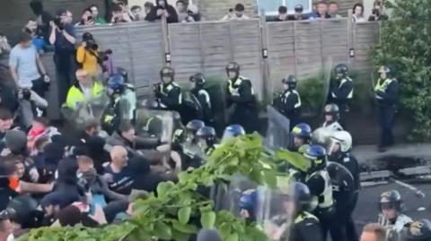 &Beta;&Iota;&Nu;&Tau;&Epsilon;&Omicron;: Έ&xi;&alpha;&rho;&sigma;&eta; &beta;ί&alpha;&sigmaf; &sigma;&tau;&omicron; &Sigma;&alpha;&omicron;&upsilon;&theta;ά&mu;&pi;&tau;&omicron;&nu; &gamma;&iota;&alpha; &tau;&omicron; &theta;ά&nu;&alpha;&tau;&omicron; &tau;&omicron;&upsilon; 18&chi;&rho;&omicron;&nu;&omicron;&upsilon; &Nu;ό&beta;&alpha;&kappa;-Έ&nu;&tau;&epsilon;&kappa;&alpha; &alpha;&sigma;&tau;&upsilon;&nu;&omicron;&mu;&iota;&kappa;&omicron;ί &tau;&rho;&alpha;&upsilon;&mu;&alpha;&tau;ί&sigma;&tau;&eta;&kappa;&alpha;&nu;, &delta;ύ&omicron; &delta;&iota;&alpha;&delta;&eta;&lambda;&omega;&tau;έ&sigmaf; &sigma;&upsilon;&nu;&epsilon;&lambda;ή&phi;&theta;&eta;&sigma;&alpha;
