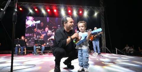 &Beta;&Iota;&Nu;&Tau;&Epsilon;&Omicron;: &Pi;&alpha;&iota;&delta;ά&kappa;&iota; &pi;ή&rho;&epsilon; &kappa;&iota;&theta;ά&rho;&alpha; &kappa;&alpha;&iota; &tau;&rho;&alpha;&gamma;&omicron;ύ&delta;&eta;&sigma;&epsilon; &mu;&alpha;&zeta;ί &mu;&epsilon; &tau;&omicron;&nu; &Mu;&alpha;&kappa;&epsilon;&delta;ό&nu;&alpha; &sigma;&tau;&eta; &Lambda;&epsilon;&mu;&epsilon;&sigma;ό-&Alpha;&pi;&omicron;&theta;&epsilon;ώ&theta;&eta;&kappa;&epsilon; &alpha;&pi;ό &tau;&omicron;&nu; &kappa;ό&sigma;&mu;&omicron;