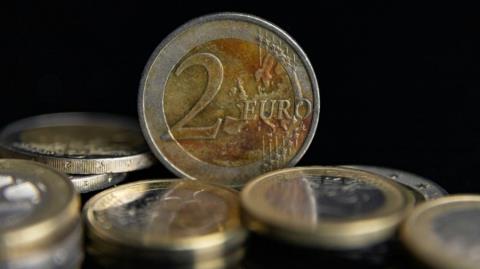 &Eta; &Kappa;&omicron;&mu;&iota;&sigma;&iota;ό&nu; &epsilon;&pi;&iota;&beta;&epsilon;&beta;&alpha;&iota;ώ&nu;&epsilon;&iota; &tau;&eta; &theta;&epsilon;&tau;&iota;&kappa;ή &pi;&omicron;&rho;&epsilon;ί&alpha; &tau;&eta;&sigmaf; &omicron;&iota;&kappa;&omicron;&nu;&omicron;&mu;ί&alpha;&sigmaf;-&laquo;&Alpha;&nu;&tau;&alpha;&nu;&alpha;&kappa;&lambda;ά &tau;&eta;&nu; &upsilon;&pi;&epsilon;ύ&theta;&upsilon;&nu;&eta; &omicron;&iota;&kappa;&omicron;&nu;&omicron;&mu;&iota;&kappa;ή &pi;&omicron;&lambda;&iota;&tau;&iota;&kappa;ή&raquo;
