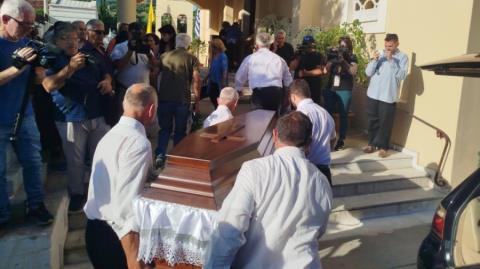 Θρήνος και οργή στο τελευταίο αντίο της 39χρονης που δολοφονήθηκε στην Καλαμάτα-Ράγισαν καρδιές στην κηδεία της (pics)