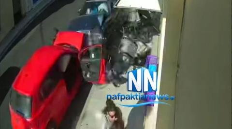 ΒΙΝΤΕΟ: Οδηγός αυτοκινήτου χάνει τον έλεγχο και συγκρούεται με σταθμευμένο όχημα στη Ναύπακτο-Μητέρα σώζει την υστάτη το παιδί της
