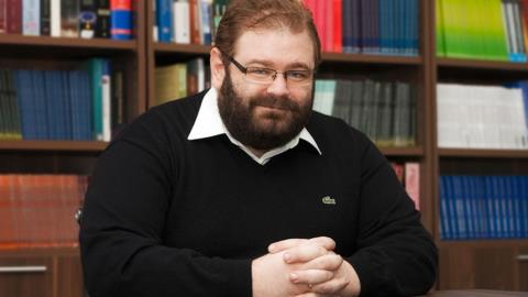 &Alpha;&iota;&mu;&iota;&lambda;&iota;&alpha;&nu;ί&delta;&eta;&sigmaf; &gamma;&iota;&alpha; &upsilon;&pi;ό&theta;&epsilon;&sigma;&eta; &Sigma;ά&nu;&tau;&eta;: &Pi;&alpha;&rho;&alpha;&mu;έ&nu;&omicron;&upsilon;&nu; &alpha;&nu;&alpha;&pi;ά&nu;&tau;&eta;&tau;&alpha; &epsilon;&rho;&omega;&tau;ή&mu;&alpha;&tau;&alpha;. &Pi;&rho;έ&pi;&epsilon;&iota; &nu;&alpha; &xi;&epsilon;&kappa;&alpha;&theta;&alpha;&rho;&iota;&sigma;&tau;&epsilon;ί &tau;&omicron; &kappa;ί&nu;&eta;&tau;&rho;&omicron;, &gamma;&iota;&alpha;&tau;ί &tau;&alpha; &kappa;&alpha;&tau;&alpha;&sigma;&kappa;&epsilon;ύ&alpha;&zeta;&alpha;&nu; &kappa;&alpha;&iota; &pi;&omicron;&iota;&omicron;