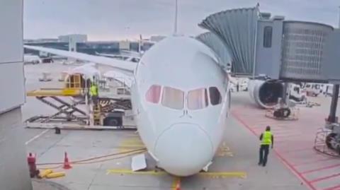 ΒΙΝΤΕΟ: Αεροπλάνο της Lufthansa καταρρέει μετά από βλάβη στον μπροστινό τροχό στο αεροδρόμιο της Φρανκφούρτης