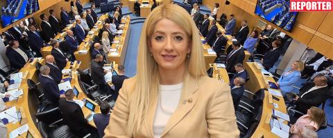&Tau;&omicron; who is who &tau;&eta;&sigmaf; &Alpha;&nu;&nu;ί&tau;&alpha;&sigmaf; &Delta;&eta;&mu;&eta;&tau;&rho;ί&omicron;&upsilon;-&Eta; &pi;&omicron;&rho;&epsilon;ί&alpha; &kappa;&alpha;&iota; &eta; &epsilon;&xi;έ&lambda;&iota;&xi;&eta; &sigma;&tau;&eta;&nu; &pi;&omicron;&lambda;&iota;&tau;&iota;&kappa;ή &sigma;&kappa;&eta;&nu;ή &tau;&eta;&sigmaf; &chi;ώ&rho;&alpha;&sigmaf; &mu;έ&sigma;&alpha; &sigma;&epsilon; &mu;ί&alpha; &delta;&epsilon;&kappa;&alpha;&epsilon;&tau;ί&alpha;
