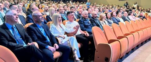 &Pi;ώ&sigmaf; &laquo;&kappa;έ&rho;&delta;&iota;&sigma;&epsilon;&raquo; &tau;&eta;&nu; Ά&mu;&epsilon;&sigma;&eta; &Delta;&eta;&mu;&omicron;&kappa;&rho;&alpha;&tau;ί&alpha; &eta; &Alpha;&nu;&nu;ί&tau;&alpha; &Delta;&eta;&mu;&eta;&tau;&rho;ί&omicron;&upsilon;-&Gamma;&iota;&alpha; &pi;&omicron;&iota;&omicron;&upsilon;&sigmaf; &lambda;ό&gamma;&omicron;&upsilon;&sigmaf; &tau;&omicron; &kappa;ό&mu;&mu;&alpha; &tau;&omicron;&upsilon; &Phi;&epsilon;&iota;&delta;ί&alpha; &psi;ή&phi;&iota;&sigma;&epsilon; &tau;&eta;&nu; &pi;&rho;ό&epsilon;&delta;&rho;&omicron; &tau;&omicron;&upsilon; &Delta;&Eta;&Sigma;&Upsilon;
