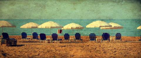 Γεμίσαν οι παραλίες και άρχισαν οι καταγγελίες-Στα 10 ευρώ το κόστος για ξαπλώστρες και ομπρέλα, δεν ενημερώνουν οι ανάδοχοι