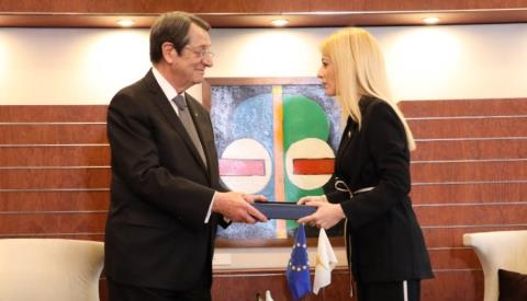 &Sigma;&upsilon;&gamma;&chi;&alpha;&rho;&eta;&tau;ή&rho;&iota;&alpha; &Alpha;&nu;&alpha;&sigma;&tau;&alpha;&sigma;&iota;ά&delta;&eta; &sigma;&epsilon; &Alpha;&nu;&nu;ί&tau;&alpha; &Delta;&eta;&mu;&eta;&tau;&rho;ί&omicron;&upsilon;-&laquo;&Epsilon;&pi;ά&xi;&iota;&alpha; &eta; &epsilon;&pi;&alpha;&nu;&epsilon;&kappa;&lambda;&omicron;&gamma;ή &tau;&eta;&sigmaf;, &alpha;&nu;&alpha;&gamma;&nu;ώ&rho;&iota;&sigma;&eta; &tau;&eta;&sigmaf; &upsilon;&pi;&epsilon;&upsilon;&theta;&upsilon;&nu;ό&tau;&eta;&tau;&alpha;&sigmaf; &kappa;&alpha;&iota; &tau;&eta;&sigmaf; &sigma;&upsilon;&nu;έ&pi;&epsilon;&iota;&alpha;&sigmaf; &tau;&omega;&nu; &kappa;&alpha;&theta;&eta;&kappa;ό&nu;&tau;