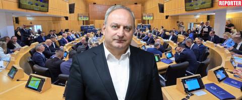 &Phi;&omega;&tau;&iota;ά &kappa;&alpha;&iota; &lambda;ά&beta;&alpha; &tau;&omicron; &Alpha;&Kappa;&Epsilon;&Lambda; &mu;&epsilon;&tau;ά &tau;&eta;&nu; &epsilon;&kappa;&lambda;&omicron;&gamma;ή &Pi;&rho;&omicron;έ&delta;&rho;&omicron;&upsilon; &tau;&eta;&sigmaf; &Beta;&omicron;&upsilon;&lambda;ή&sigmaf;-&laquo;&Sigma;&upsilon;&nu;&epsilon;&chi;ί&sigma;&tau;&eta;&kappa;&epsilon; &eta; &delta;&epsilon;&xi;&iota;ά &mu;&epsilon;&tau;&alpha;&tau;ό&pi;&iota;&sigma;&eta; &tau;&omicron;&upsilon; &Delta;&Eta;&Kappa;&Omicron;, &alpha;&pi;&omicron;&kappa;&alpha;&lambda;ύ&phi;&theta;&eta;&kappa;&epsilon; &eta; Ά&mu;&epsilon;&sigma;&eta; &Delta;&eta;&mu;&omicron;&kappa;&rho;&alpha;&tau;