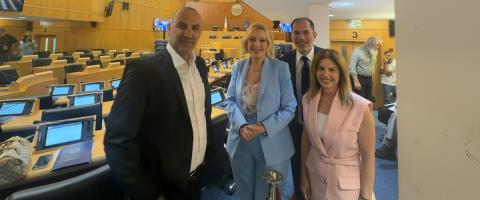 &Beta;ά&zeta;&epsilon;&iota; &kappa;&alpha;&tau;ά &rho;&iota;&pi;ά&sigmaf; &epsilon;&nu;&alpha;&nu;&tau;ί&omicron;&nu; ό&lambda;&omega;&nu; &pi;&lambda;&eta;&nu; &Alpha;&Kappa;&Epsilon;&Lambda; &tau;&omicron; &Alpha;&Lambda;&Mu;&Alpha; &laquo;&Omicron;&iota; &mu;ά&sigma;&kappa;&epsilon;&sigmaf; έ&pi;&epsilon;&sigma;&alpha;&nu; &alpha;&pi;ό &pi;&omicron;&lambda;ύ &nu;&omega;&rho;ί&sigmaf;&raquo;