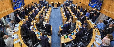 &Pi;&rho;ώ&tau;&eta; &sigma;ύ&sigma;&kappa;&epsilon;&psi;&eta; &alpha;&rho;&chi;&eta;&gamma;ώ&nu; &tau;&eta; &Delta;&epsilon;&upsilon;&tau;έ&rho;&alpha; &sigma;&tau;&eta; &Beta;&omicron;&upsilon;&lambda;ή-&Omicron;&iota; &pi;&rho;&omicron;&tau;&epsilon;&rho;&alpha;&iota;ό&tau;&eta;&tau;&epsilon;&sigmaf; &tau;&omega;&nu; &kappa;&omicron;&mu;&mu;ά&tau;&omega;&nu; &kappa;&alpha;&iota; &tau;&alpha; &phi;&lambda;έ&gamma;&omicron;&nu;&tau;&alpha; &theta;έ&mu;&alpha;&tau;&alpha;