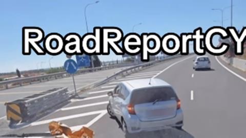ΒΙΝΤΕΟ: Σοβαρό περιστατικό στον αυτοκινητόδρομο-Οδηγός κάνει όπισθεν με παιδί στο κάθισμα του συνοδηγού, αντίδραση με άσεμνη χειρο