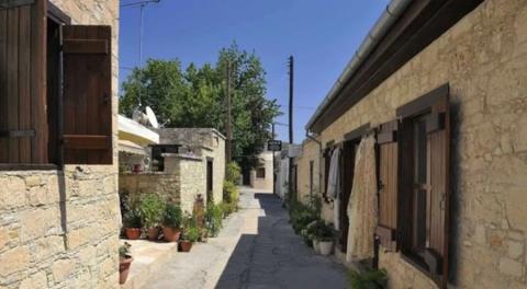 Δημογραφική συρρίκνωση, οδικό μαρτύριο και κίνδυνος πυρκαγιών απειλούν το μέλλον του Κάθηκα