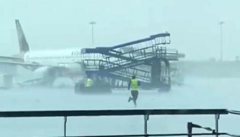 ΒΙΝΤΕΟ: Ζημιές σε τρία αεροπλάνα της Air India στο αεροδρόμι