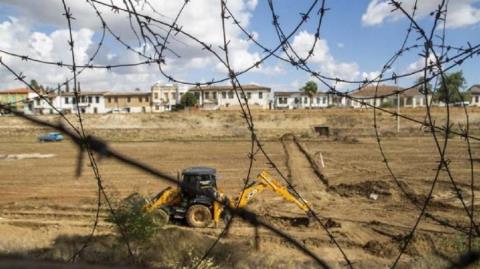 Καταδικάζει τη σύλληψη πυροσβέστη από ψευδοαστυνομ