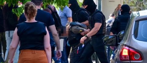 &Pi;&rho;&omicron;&phi;&upsilon;&lambda;&alpha;&kappa;&iota;&sigma;&tau;έ&omicron;&sigmaf; &omicron; 37&chi;&rho;&omicron;&nu;&omicron;&sigmaf; &pi;&omicron;&upsilon; &sigma;&upsilon;&nu;&epsilon;&lambda;ή&phi;&theta;&eta; &sigma;&tau;&eta;&nu; &Epsilon;&lambda;&lambda;ά&delta;&alpha; &gamma;&iota;&alpha; &tau;&rho;&omicron;&mu;&omicron;&kappa;&rho;&alpha;&tau;ί&alpha;-&Kappa;&alpha;&tau;&omicron;&nu;ό&mu;&alpha;&sigma;&epsilon; &pi;&rho;ό&sigma;&omega;&pi;&alpha; &pi;&omicron;&upsilon; &tau;&omicron;&nu; &sigma;&tau;&rho;&alpha;&tau;&omicron;&lambda;ό&gamma;&eta;&sigma;&alpha;&nu;, &mu;&iota;&lambda;ά &gamma;&iota;&alpha; &pi;&alpha;&gamma;ί&delta;&epsilon;&upsilon;&sigma;&eta;