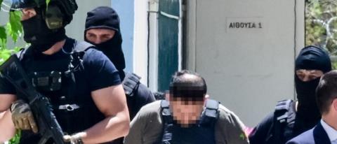 &Tau;&rho;&epsilon;&iota;&sigmaf; &omicron;&iota; &kappa;&alpha;&theta;&omicron;&delta;&eta;&gamma;&eta;&tau;έ&sigmaf; &tau;&omicron;&upsilon; 37&chi;&rho;&omicron;&nu;&omicron;&upsilon; &pi;&omicron;&upsilon; &sigma;&upsilon;&nu;&epsilon;&lambda;ή&phi;&theta;&eta; &sigma;&tau;&eta;&nu; &Epsilon;&lambda;&lambda;ά&delta;&alpha; &gamma;&iota;&alpha; &tau;&rho;&omicron;&mu;&omicron;&kappa;&rho;&alpha;&tau;ί&alpha;-&Alpha;&nu;&alpha;&phi;&omicron;&rho;έ&sigmaf; &gamma;&iota;&alpha; &kappa;&alpha;&tau;&alpha;&beta;&omicron;&lambda;ή 10.000 &epsilon;&upsilon;&rho;ώ &alpha;&pi;ό &sigma;&upsilon;&lambda;&lambda;&eta;&phi;&theta;έ&nu;&tau;&alpha; &sigma;&tau;&eta;&nu;