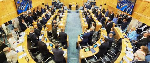&Sigma;&tau;&omicron; &Epsilon;&Lambda;&Alpha;&Mu; &eta; Ά&mu;&upsilon;&nu;&alpha;&sigmaf; &kappa;&alpha;&iota; &pi;&upsilon;&rho; &kappa;&alpha;&iota; &mu;&alpha;&nu;ί&alpha; &mu;&epsilon; &tau;&eta;&nu; &Alpha;&nu;&nu;ί&tau;&alpha; &tau;&omicron; &Alpha;&Kappa;&Epsilon;&Lambda;-&laquo;&Kappa;ά&theta;&epsilon; &beta;έ&tau;&omicron; &pi;&omicron;&upsilon; έ&beta;&alpha;&zeta;&epsilon; &tau;&omicron; &Epsilon;&Lambda;&Alpha;&Mu; &sigma;&tau;&eta;&nu; &Epsilon;&pi;&iota;&tau;&rho;&omicron;&pi;ή &Epsilon;&pi;&iota;&lambda;&omicron;&gamma;ή&sigmaf; &gamma;&iota;&nu;ό&tau;&alpha;&nu; &alpha;&mu;έ&sigma;&omega;&sigmaf; &alpha;&pi;&omicron;&delta;&epsilon;