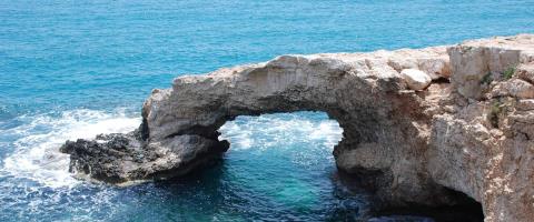 H &Kappa;ύ&pi;&rho;&omicron;&sigmaf; &alpha;&nu;ά&mu;&epsilon;&sigma;&alpha; &sigma;&tau;&alpha; &epsilon;ί&kappa;&omicron;&sigma;&iota; &kappa;&alpha;&lambda;ύ&tau;&epsilon;&rho;&alpha; &nu;&eta;&sigma;&iota;ά &tau;&eta;&sigmaf; &Epsilon;&upsilon;&rho;ώ&pi;&eta;&sigmaf;-&Tau;&omicron; &epsilon;&lambda;&lambda;&eta;&nu;&iota;&kappa;ό &nu;&eta;&sigma;ί &pi;&omicron;&upsilon; &beta;&rho;ί&sigma;&kappa;&epsilon;&tau;&alpha;&iota; &sigma;&tau;&eta;&nu; &pi;&rho;ώ&tau;&eta; &theta;έ&sigma;&eta;