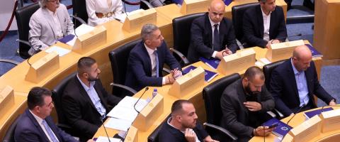 &Tau;&omicron; &nu;έ&omicron; &pi;&omicron;&lambda;&iota;&tau;&iota;&kappa;ό &pi;&epsilon;&rho;&iota;&beta;ά&lambda;&lambda;&omicron;&nu;, &tau;&omicron;&hellip; &delta;&eta;&mu;&omicron;&kappa;&rho;&alpha;&tau;&iota;&kappa;ό &tau;ό&xi;&omicron; &kappa;&alpha;&iota; &omicron; &sigma;&epsilon;&beta;&alpha;&sigma;&mu;ό&sigmaf; &tau;&eta;&sigmaf; &lambda;&alpha;ϊ&kappa;ή&sigmaf; &epsilon;&tau;&upsilon;&mu;&eta;&gamma;&omicron;&rho;ί&alpha;&sigmaf; &pi;&omicron;&upsilon; &delta;&epsilon;&nu; &pi;&rho;έ&pi;&epsilon;&iota; &nu;&alpha; &epsilon;ί&nu;&alpha;&iota; &kappa;&alpha;&tau;ά &tau;&omicron; &delta;&omicron;&kappa;&omicron;ύ&nu;