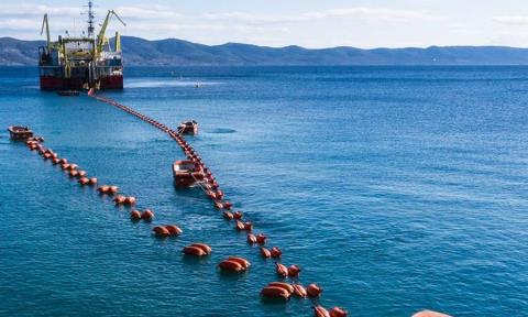 &Pi;&omicron;&lambda;&iota;&tau;&iota;&kappa;ά &alpha;&lambda;&lambda;ά ό&chi;&iota; &omicron;&iota;&kappa;&omicron;&nu;&omicron;&mu;&iota;&kappa;ά &omega;&phi;έ&lambda;&iota;&mu;&eta; &eta; &sigma;&upsilon;&nu;&epsilon;&rho;&gamma;&alpha;&sigma;ί&alpha; &Kappa;ύ&pi;&rho;&omicron;&upsilon; &mu;&epsilon; &Epsilon;&lambda;&lambda;ά&delta;&alpha;, &Iota;&sigma;&rho;&alpha;ή&lambda; &kappa;&alpha;&iota; &Eta;&Pi;&Alpha; &gamma;&iota;&alpha; &tau;&alpha; &epsilon;&nu;&epsilon;&rho;&gamma;&epsilon;&iota;&alpha;&kappa;ά &epsilon;&kappa;&tau;&iota;&mu;ά &epsilon;&iota;&delta;&iota;&kappa;ό&sigmaf;-&laquo;&Mu;&alpha;&sigmaf; &pi;&iota;έ&zeta;&omicron;&upsilon;&nu; &kappa;