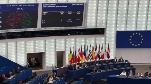 &Alpha;&nu;&tau;&iota;&delta;&rho;ά &gamma;&iota;&alpha; &tau;&eta;&nu; έ&kappa;&theta;&epsilon;&sigma;&eta; &tau;&omicron;&upsilon; &Epsilon;&upsilon;&rho;&omega;&pi;&alpha;ϊ&kappa;&omicron;ύ &Kappa;&omicron;&iota;&nu;&omicron;&beta;&omicron;&upsilon;&lambda;ί&omicron;&upsilon;