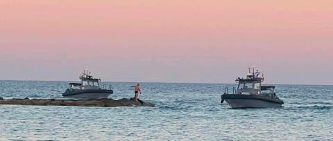 &Delta;&iota;&pi;&lambda;ή &tau;&rho;&alpha;&gamma;&omega;&delta;ί&alpha; &sigma;&tau;&eta; &theta;ά&lambda;&alpha;&sigma;&sigma;&alpha; &tau;&eta;&sigmaf; &Omicron;&rho;ό&kappa;&lambda;&iota;&nu;&eta;&sigmaf;-&Pi;&nu;ί&gamma;&eta;&kappa;&alpha;&nu; &delta;ύ&omicron; &nu;&epsilon;&alpha;&rho;έ&sigmaf;, ή&tau;&alpha;&nu; &sigma;&epsilon; &pi;&alpha;&rho;&alpha;&lambda;ί&alpha; &mu;&epsilon; &phi;&iota;&lambda;&iota;&kappa;ά &tau;&omicron;&upsilon;&sigmaf; &pi;&rho;ό&sigma;&omega;&pi;&alpha;