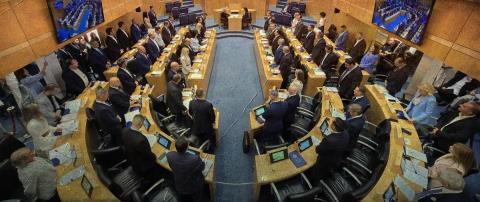 &Sigma;&eta;&kappa;ώ&nu;&epsilon;&iota; &mu;&alpha;&nu;ί&kappa;&iota;&alpha; &eta; &Beta;&omicron;&upsilon;&lambda;ή-&Mu;&epsilon; &tau;&eta;&nu; &pi;&alpha;&rho;&omicron;&upsilon;&sigma;ί&alpha; &tau;&epsilon;&sigma;&sigma;ά&rho;&omega;&nu; &upsilon;&pi;&omicron;&upsilon;&rho;&gamma;ώ&nu; &alpha;&rho;&chi;ί&zeta;&omicron;&upsilon;&nu; &omicron;&iota; &sigma;&upsilon;&nu;&epsilon;&delta;&rho;ί&epsilon;&sigmaf; &tau;&omega;&nu; &Epsilon;&pi;&iota;&tau;&rho;&omicron;&pi;ώ&nu;, &sigma;&tau;&iota;&sigmaf; 2 &Iota;&omicron;&upsilon;&lambda;ί&omicron;&upsilon; &eta; &epsilon;&pi;ό&mu;&epsilon;&nu;